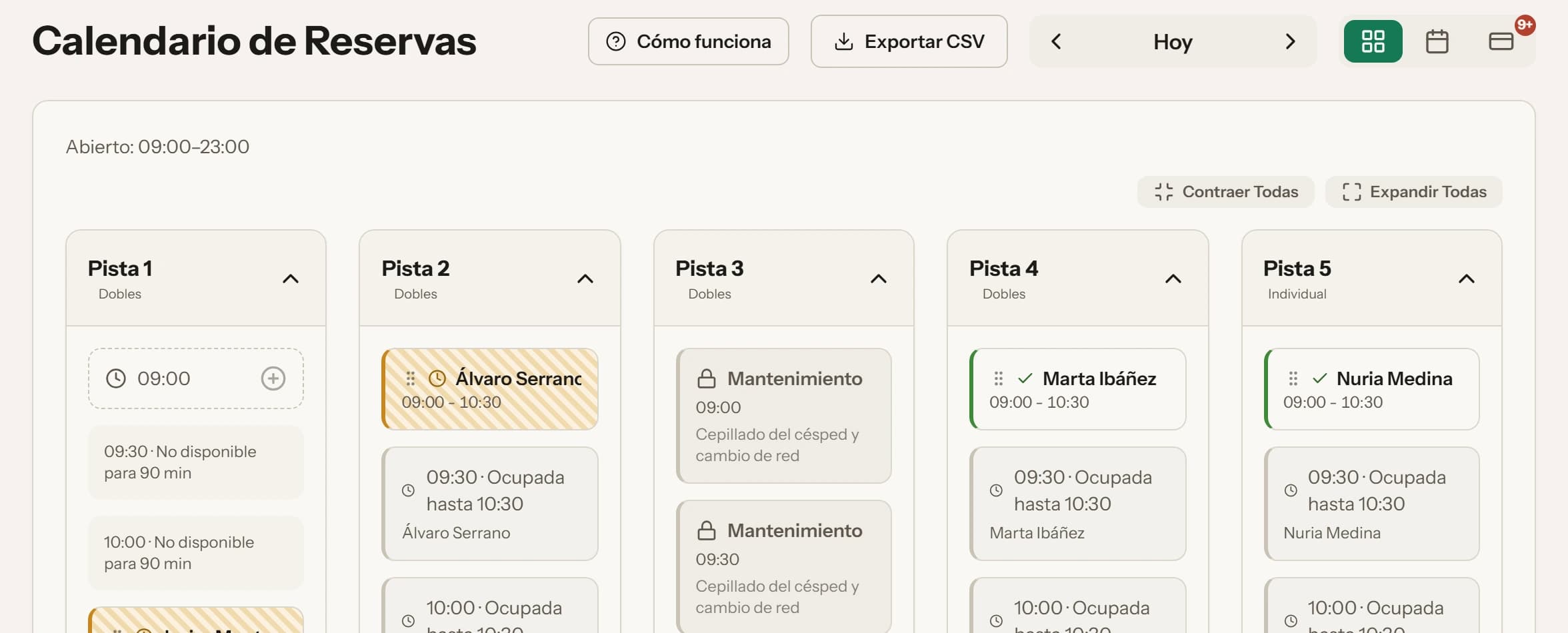 Rejilla de reservas del día por pistas, con una clase fija y un bloqueo por mantenimiento.